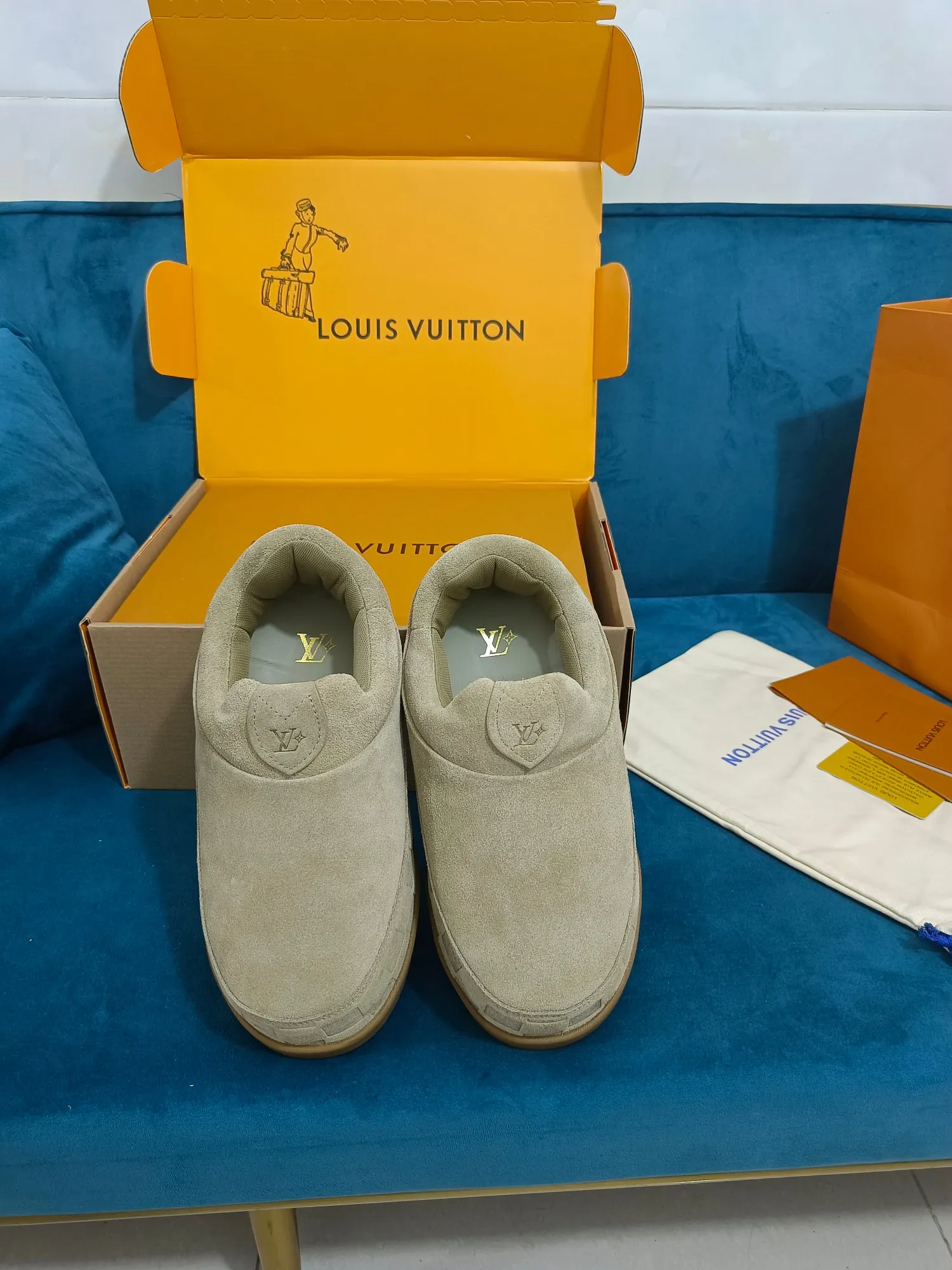 👟👟Ex-factory price 640👟👟 LV YETI slip-on shoes, based on suede cow leather, partially embossed with Nigo's reinterpretation of LV Damier pattern, cleverly echoing the Chinese tradition of taking off shoes when entering the house, and the "small feet" aesthetic is integrated into Chinese street genes. The palm-printed rubber outsole hides the LV letters and Monogram flowers. The exquisite craftsmanship made in Italy shows the brand's heritage in a comfortable slip-on style. The reservation mode adds a unique style, it is traditional and trendy, and it is suitable for couples aged 35-45.